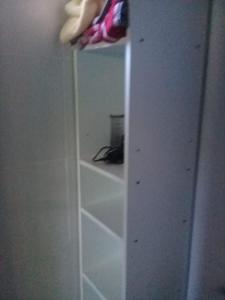 espejo en una habitación con armario con estanterías en La rana alquiler temporal en Reyes