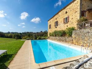 una piscina all'aperto di fronte a un edificio di Maison Sauveterre a Fourquies