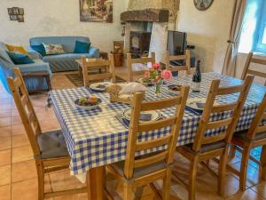 tavolo da pranzo con panna a scacchi blu e bianca di Maison Sauveterre a Fourquies