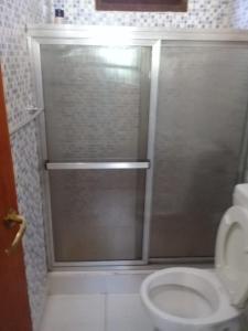łazienka z prysznicem i toaletą w obiekcie La rana alquiler temporal w mieście Reyes