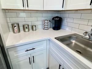 Η κουζίνα ή μικρή κουζίνα στο Top Floor-Work Here-Walk Downtown-King Bed +36 φωτογραφίες