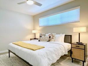 Ένα ή περισσότερα κρεβάτια σε δωμάτιο στο Top Floor-Work Here-Walk Downtown-King Bed