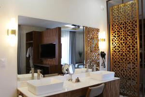 ein Badezimmer mit zwei Waschbecken und einem großen Spiegel in der Unterkunft Casa Maria Boutique Hotel in San Carlos