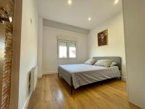 a bedroom with a bed and a window at Flores Paradise in Puerto de Sagunto