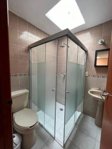 ein Bad mit einer Dusche, einem WC und einem Waschbecken in der Unterkunft Casa llena de vida y estilo en un conjunto con vigilancia céntrico en Puebla in Puebla