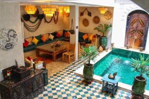 ein Wohnzimmer mit einem Pool in einem Haus in der Unterkunft Riad Belikoss Pool & SPA in Marrakesch