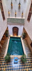 una vista aérea de una piscina en un edificio en Riad Belikoss Pool & SPA en Marrakech