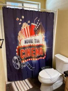 uma casa de banho com um filme a cortina do chuveiro do cinema em Cedar A - Home Theater, Gamer Ready! em Grants Pass