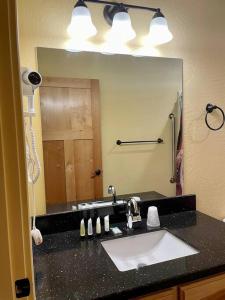 baño con lavabo y espejo grande en Cedar A - Home Theater, Gamer Ready! en Grants Pass