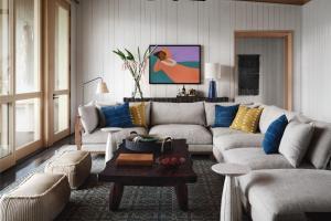 ein Wohnzimmer mit einem Sofa und einem Tisch in der Unterkunft Kona Village A Rosewood Resort in Kailua-Kona