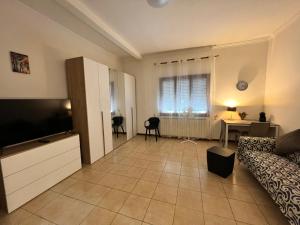 メストレにあるVenice Suitesのソファとテレビのあるリビングルーム