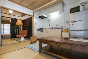 eine Küche mit einem Holztisch und einem Schreibtisch in der Unterkunft Kyomachiya Real Kyoto Wabisabi in Kyoto