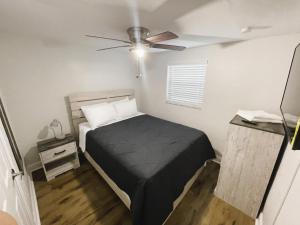 1 dormitorio con 1 cama y ventilador de techo en Spacious home in Tampa, en Tampa