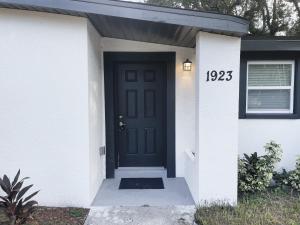 una puerta negra de una casa blanca en Spacious home in Tampa en Tampa