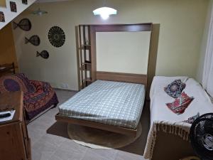 Pokój z dwoma łóżkami i ławką w obiekcie Casa em Paraty - RJ Cond. Fechado w mieście Paraty