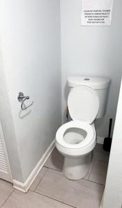 een badkamer met een wit toilet in een stal bij Casa Tranquila in Santa Ana +15 foto's