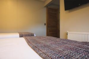 Giường trong phòng chung tại Hotel FioFio SPA