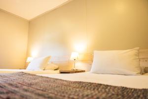 Giường trong phòng chung tại Hotel FioFio SPA