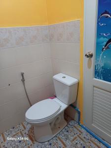 baño con aseo blanco en una habitación en ริมเมืองโฮมสเตย์ en Phrae