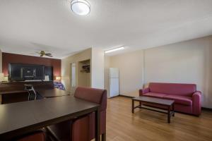 O zonă de relaxare la Red Roof Inn & Suites Statesboro - University