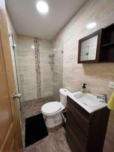 a bathroom with a toilet and a sink at Sencillo apartamento en Guatape in Guatapé