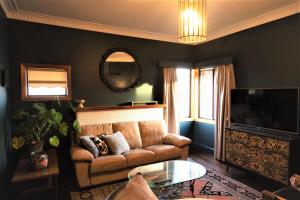 sala de estar con sofá y TV en Allawa- Central & Cosy Ballarat Art Deco en Ballarat