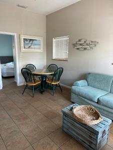un soggiorno con divano, tavolo e sedie di Seaside bungalow a Daytona Beach