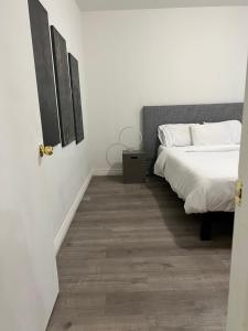 Un pat sau paturi într-o cameră la Century City Condo by Westfields