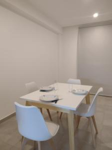 een witte eettafel met witte stoelen bij Depto Saladillo in Saladillo