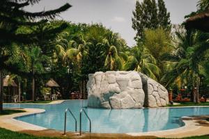 Bazén v ubytování Emerald Manor Hotel nebo v jeho okolí