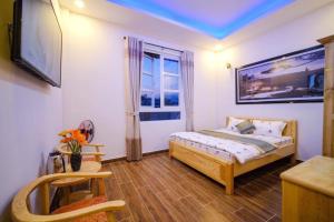 Postel nebo postele na pokoji v ubytování 688 Hotel Đà Lạt