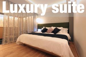um quarto com uma cama grande e um edredão preto e branco em 時のホテル em Toki