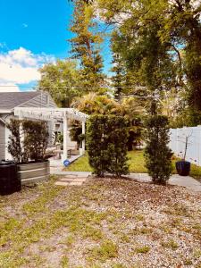 ein Haus mit einem weißen Pavillon und Bäumen in der Unterkunft Beautiful Bungalow in Orlando