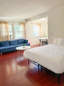 Katil atau katil-katil dalam bilik di Charming Century City Condo