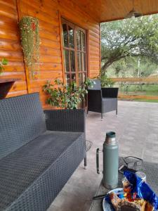 eine Terrasse mit einer Bank und einem Tisch mit Essen darauf in der Unterkunft Cabañas Edna in Tinogasta