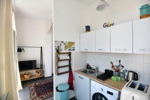 a small kitchen with a sink and a washing machine at Appart 1 ch clim - 50m des plages et des Calanques in Marseille