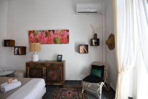 una camera con letto e sedia di Appart 1 ch clim - 50m des plages et des Calanques a Marsiglia