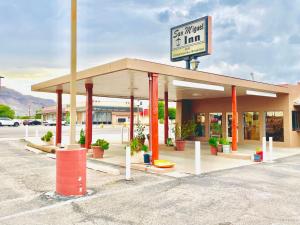 eine Tankstelle mit einem Schild auf einem Parkplatz in der Unterkunft San Miguel Inn in Socorro