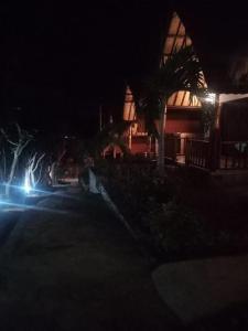 Blick auf ein Gebäude mit Lichtern auf der Straße in der Unterkunft Kanten Sweet in Toyapakeh
