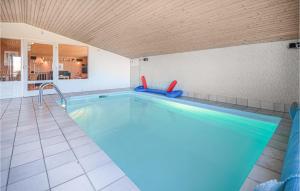 クリムトラにあるStunning Home In Thisted With Sauna, Private Swimming Pool And Indoor Swimming Poolのプール付きの客室内のスイミングプール