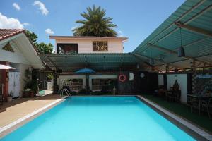 ein Pool vor einem Haus in der Unterkunft Udon Thai House Resort & Hotel in Udon Thani