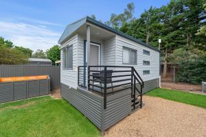ein winziges Haus mit einer Terrasse im Hof in der Unterkunft BIG4 Ingenia Holidays Wagga Wagga in Wagga Wagga