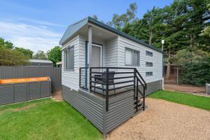 una casa pequeña con terraza en un patio en BIG4 Ingenia Holidays Wagga Wagga, en Wagga Wagga