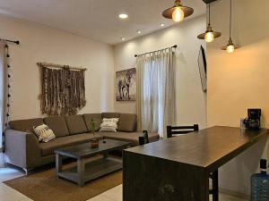 Ruang duduk di Deluxe apartment in Downtown with Parking! +24 gambar