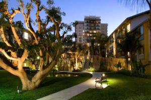 een park met een bank en een boom en een gebouw bij The Bleu Pearl 3Bed 2bath Venice Beach/MDR/SM in Los Angeles