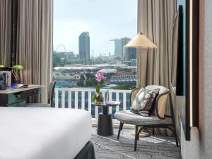 The Robertson House by The Crest Collection的阳台或露台