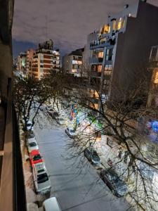 una vista de una ciudad con coches aparcados en un aparcamiento en corazon de palermo hollywood en Buenos Aires