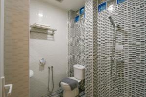 Koupelna v ubytování Travelland Hotel + 37 fotografií