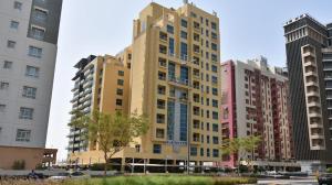 ein hohes Gebäude in einer Stadt mit hohen Gebäuden in der Unterkunft Double window Partition Room in Tecom Near Metro in Dubai