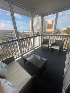 een kamer met een bank, een tafel en een aantal ramen bij Diamond on the Shore in Myrtle Beach